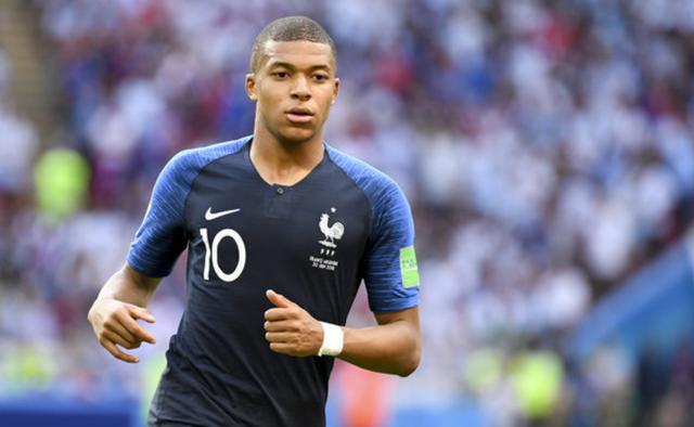 惨败国安后亚泰球员贺一然被自家球迷辱骂，他做出手势回击