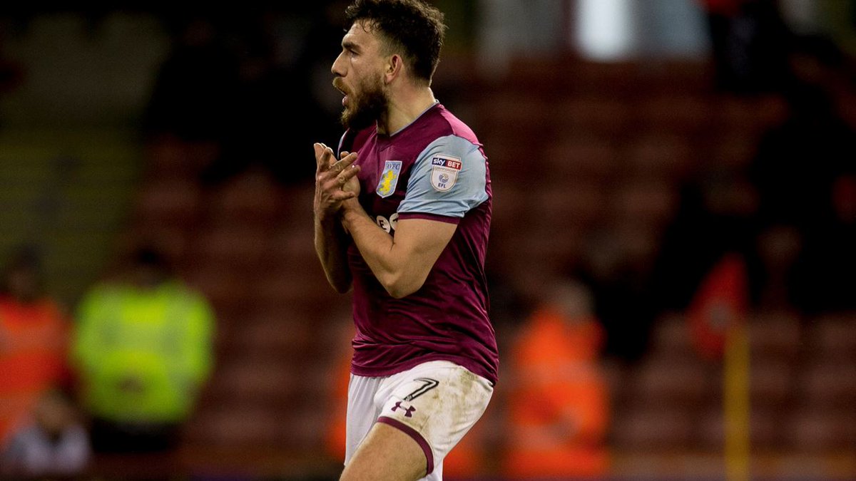 国脚中场精准传球，撕开对手防线