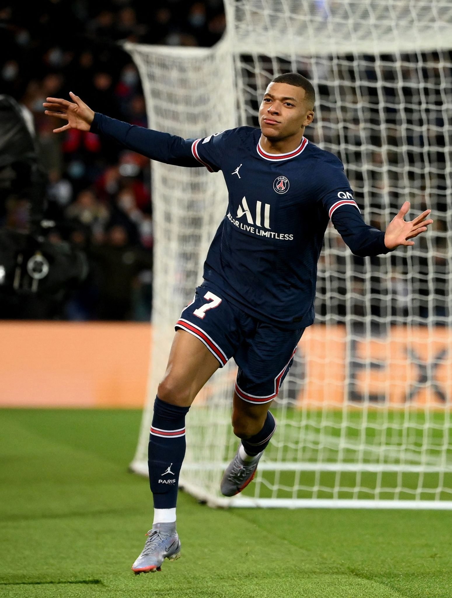 彻底放弃？阿贾克斯客战卡拉巴克首发：多名小将轮换登场