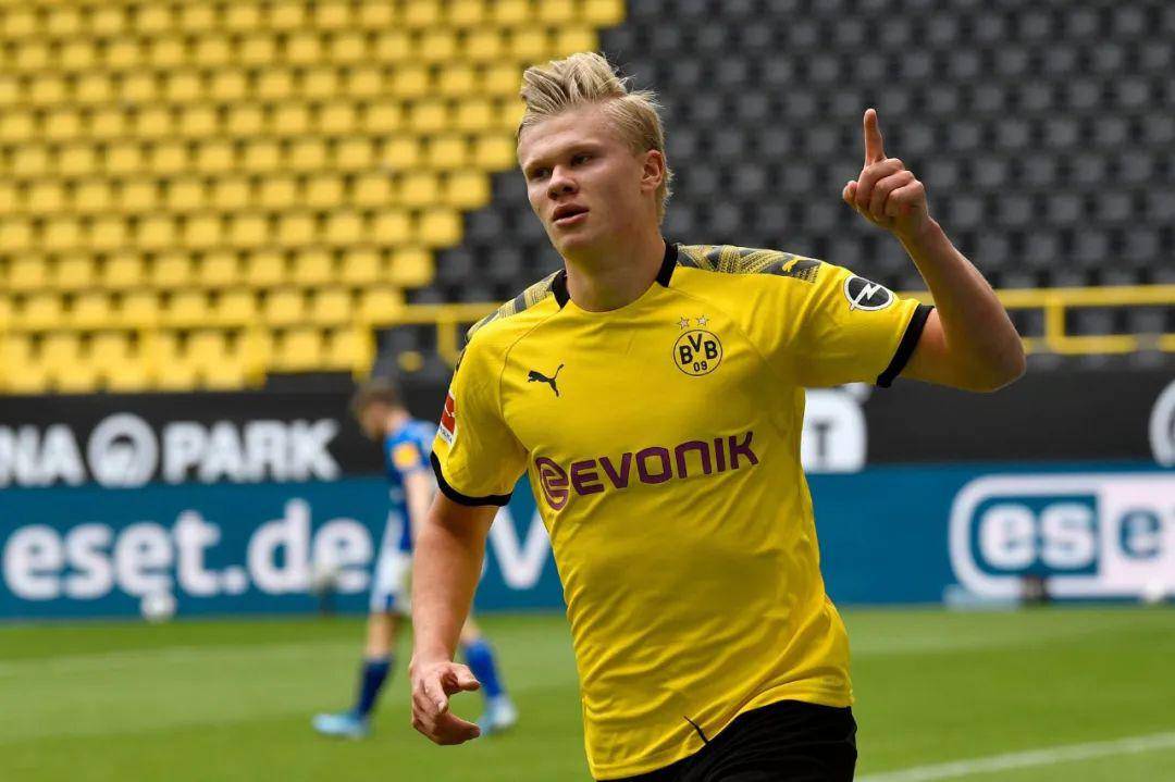 世体：梅西亲签的新秀球星卡被拍卖行估值35000欧元