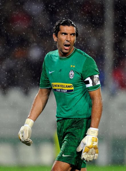 日本队以2-0击败加纳队，堂安律远射破门，阿布受伤离场，日本队近10场全胜，展现强大实力。