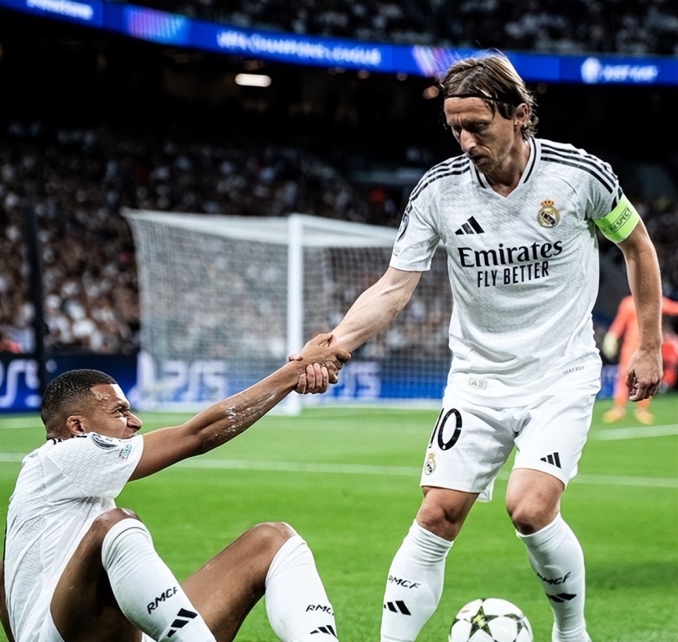 阿贾克斯客场4-2逆转卡拉巴克，收获本赛季欧冠首胜