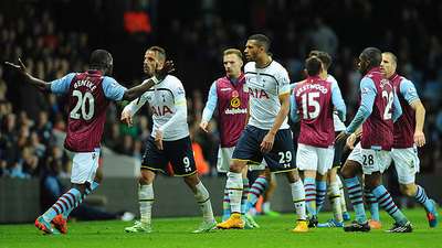 球星突破防线送出制胜球