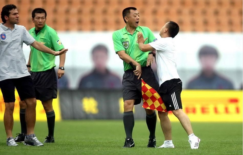 辽宁男篮在俱乐部杯首战失利，后调整阵容暂稳，以90比79战胜合肥男篮，杨鸣调整战术有效应对挑战。